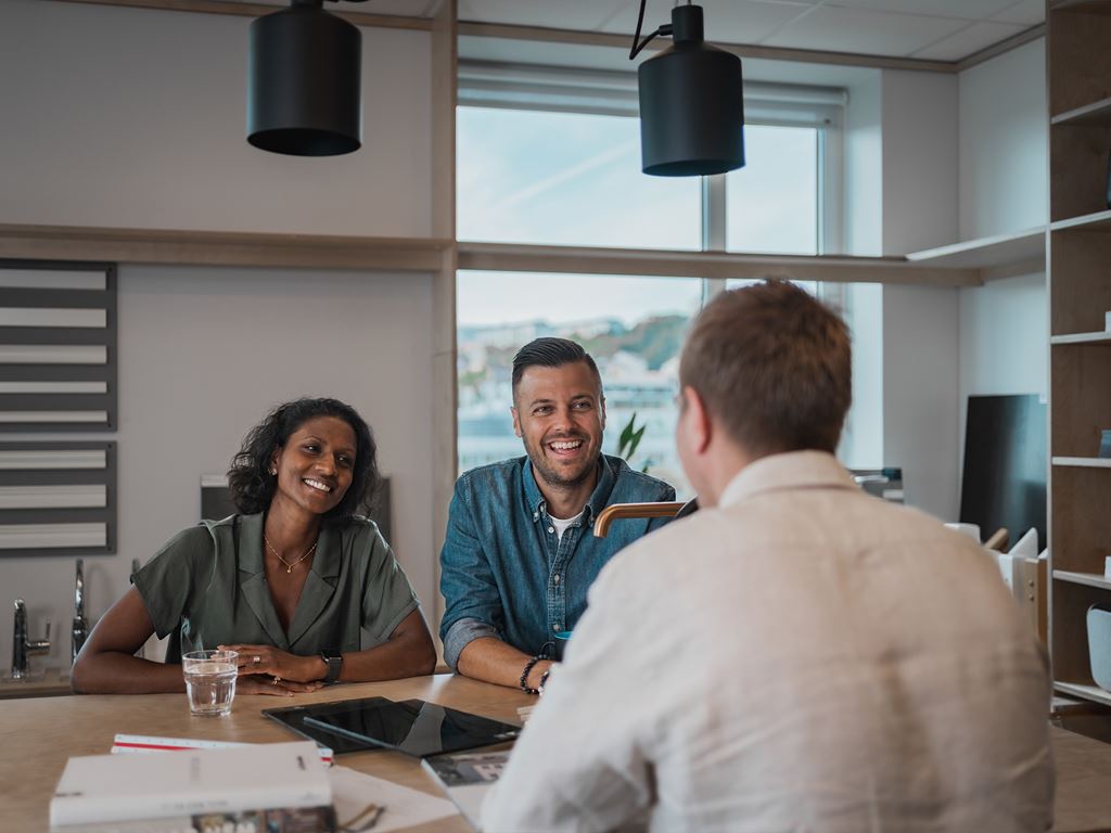 Ett par som ska bygga hus träffar säljare