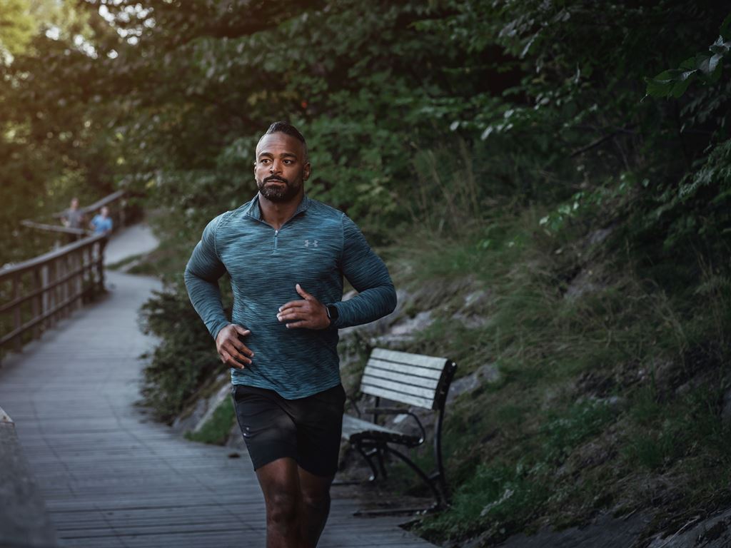 Man som springer på en brygga